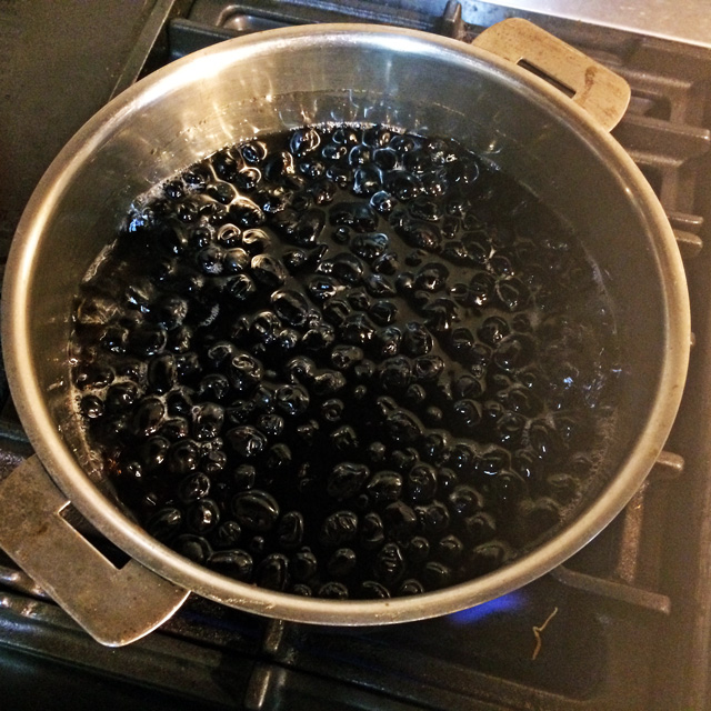 黒豆を煮る
